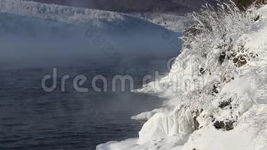 贝加尔湖的湖岸被冰雪覆盖，暴风雪中长满了雪树，湖水一飞冲天